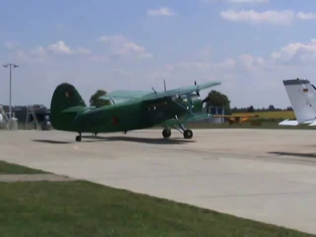 LTS Lufttaxi Service Antonov An-2T Colt D-FBAW beim Anlassen des Triebwerks und Rollen zu Start auf dem Flugplatz Strausberg am 16.07.2011