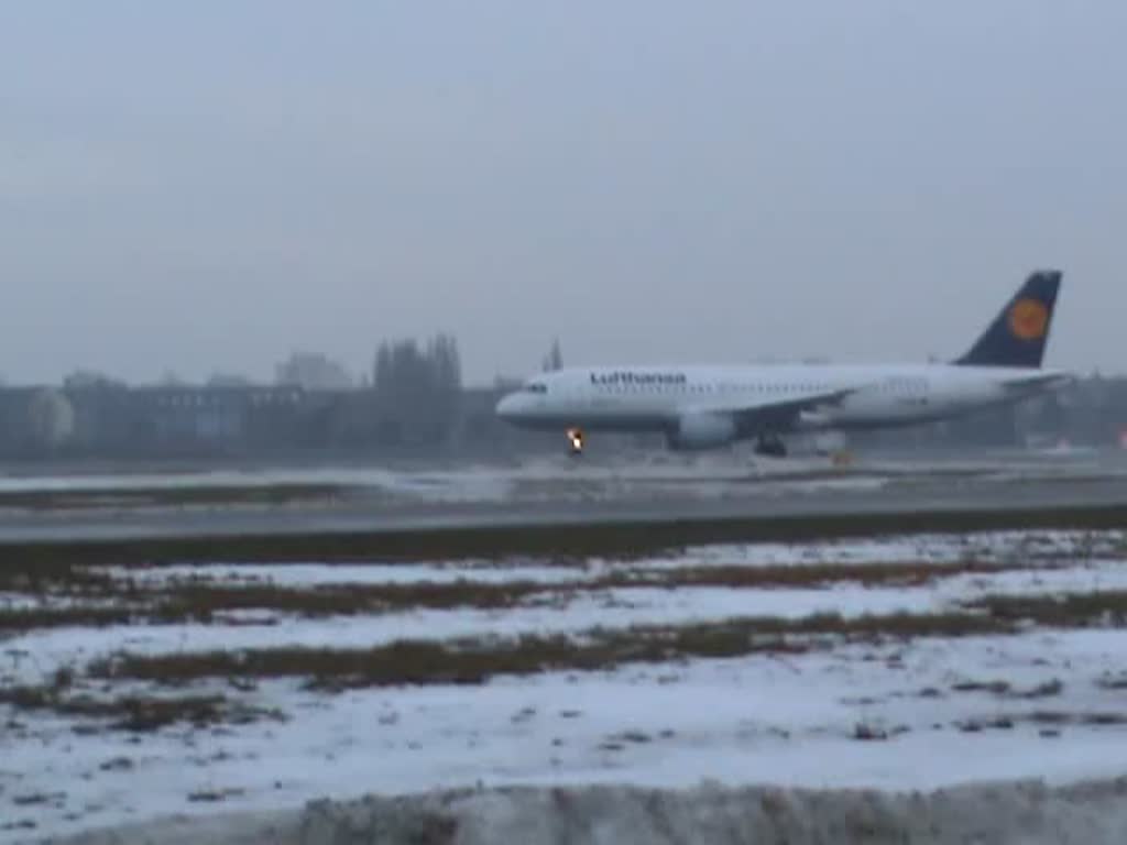 Lufthansa A 320-211 D-AIPP  Starnberg  beim Start in Berlin-Tegel am frhen Morgen des 08.01.2011