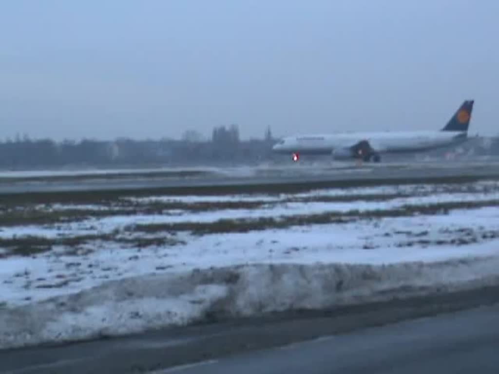 Lufthansa A 321-231 D-AISF  Lippstadt  beim Start in Berlin-Tegel am Morgen des 08.01.2011