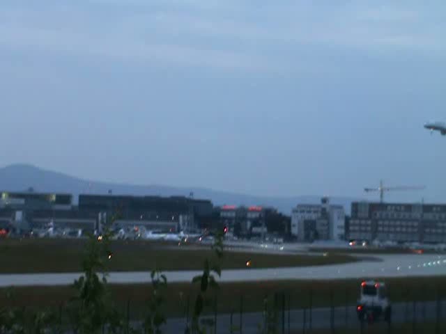 Lufthansa-Airbus A319-100 bei der Landung auf dem Achtgrten Airport der Erde, dem Flughafen Frankfurt