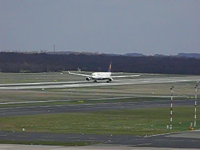 Lufthansa Airbus A330-300 beim Start in Dsseldorf 28.3.2010