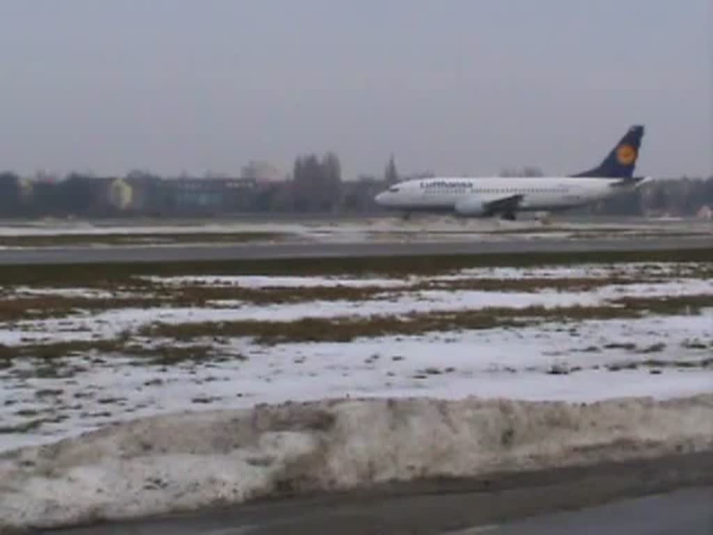 Lufthansa B 737-330 D-ABEC  Karlsruhe  beim Start in Berlin-Tegel am 08.01.2011