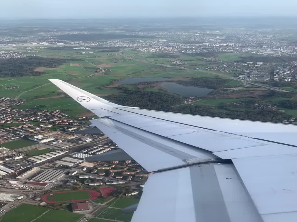 Lufthansa, D-AIUF, Airbus A320-214, msn: 6141, Abflug von Zürich über Chatzensee, im Hintergrund der Flughafen Zürich Kloten, 29.Oktober 2022.