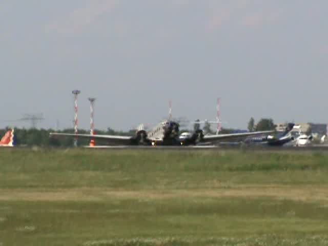 Lufthansa Junkers Ju 52 D-CDLH (D-AQUI) beim Start in Berlin-Schnefeld am 09.06.2010