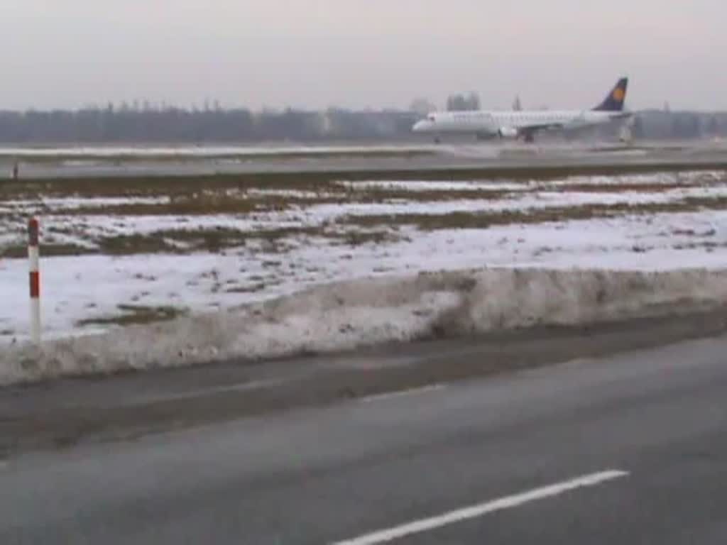 Lufthansa Regional(CityLine) Embraer ERJ-195LR D-AEBA beim Start in Berlin-Tegel am Morgen des 08.01.2011