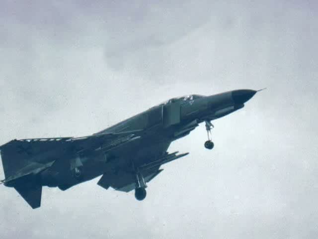 Luftwaffensttzpunkt Jever/Wittmund.
Start und Landemanver, von Phantom und Tornado´s der Bundeswehr.
Der Ton ist zwar laut, aber nicht mehr ganz synchron.
Aufnahme 1981 auf S8-Film.