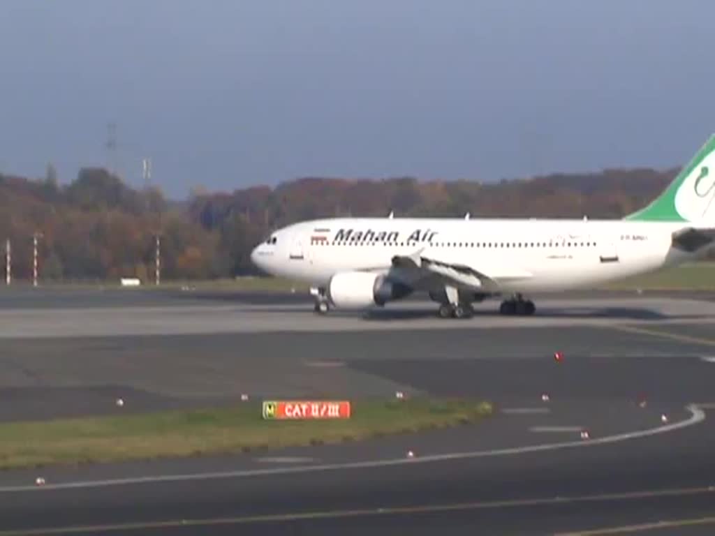 Mahan Air A 310-304 EP-MNO beim Start in Dsseldorf am 31.10.2011