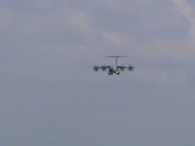 Military Airbus A 400M F-WWMT bei der Landung in Berlin-Schnefeld nach der Flugvorfhrung auf der ILA 2010 am 08.06.2010