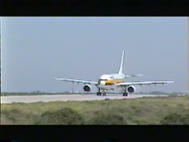 Monarch A 300 im Mai 1999 auf dem Flughafen Mahon.
Digitalisierung einer Video 8 Aufnahme.