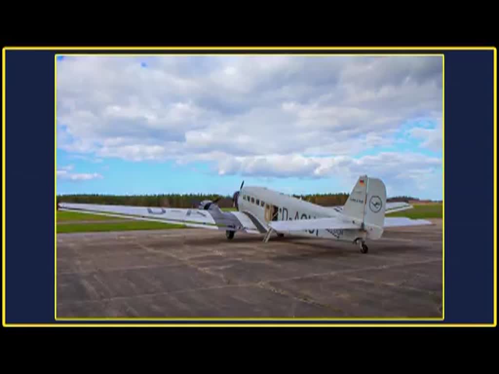 Nach dem Pilotentraining mit der JU 52 BERLIN-TEMPELHOF ( D-AQUI ) auf dem Flughafen Heringsdorf wird die Junkers aufgetankt und anschließend zum Hangar 10 geschleppt. Nach kurzem Check der  Tante JU  wurde dann der Arbeitstag beendet. Auf dem zweiten Titelbild ist das Signum von Reinhardt Abraham zu sehen. - 17.04.2014
