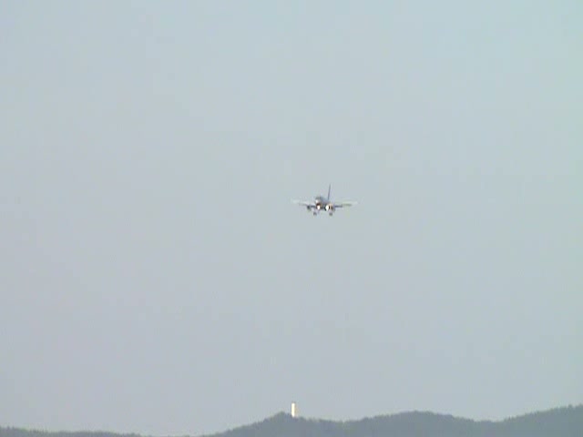 Nach einem einstndigen Flug von Stuttgart nach Berlin-Schnefeld landet dieser Germanwings-Airbus A319-100 auf der Runway 25R