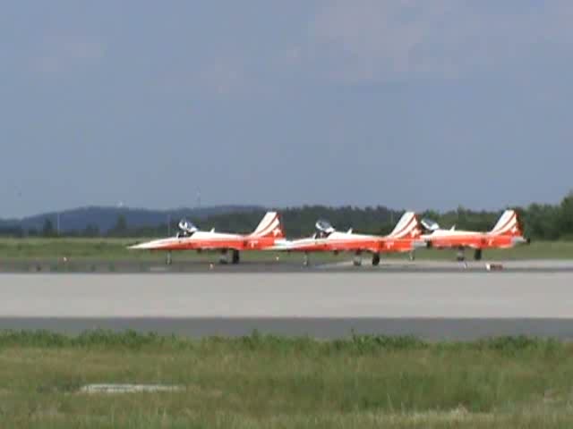 Patrouille Suisse F-5E Tiger II beim Start zur Flugvorfhrung auf der ILA 2010 in Berlin-Schnefeld am 09.06.2010