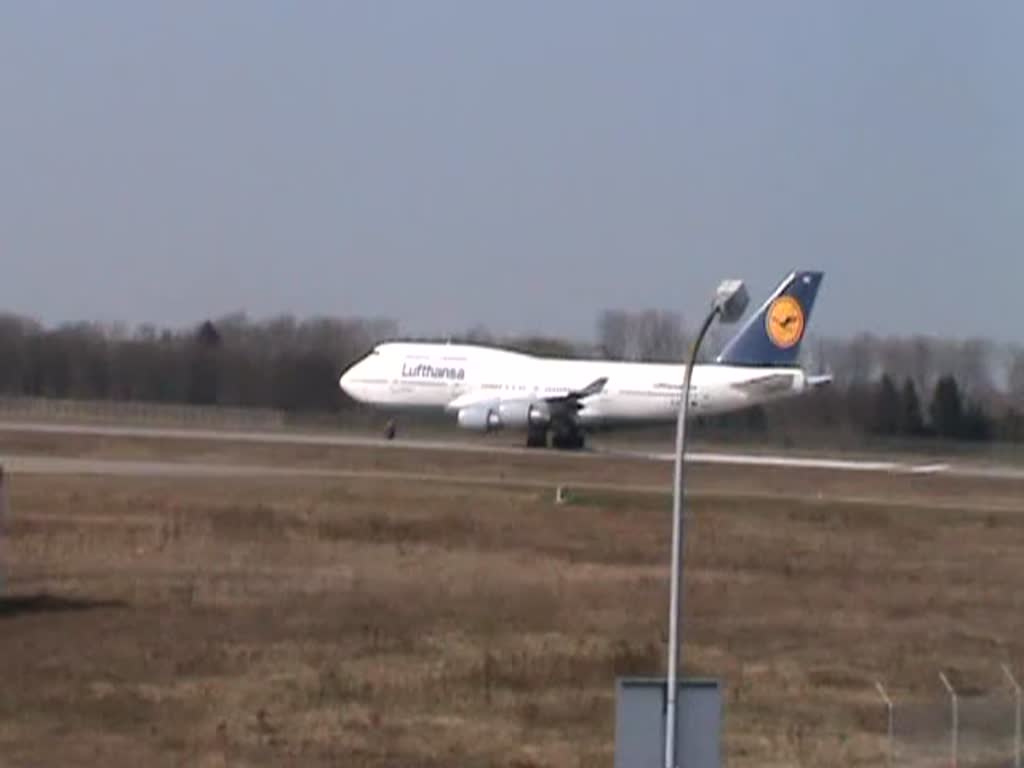 Pilotentraining: Start der Lufthansa-Boeing 747-430 D-ABVC  Baden-Wrttemberg  auf dem Flughafen Karlsruhe/Baden-Baden am 8. Mrz 2011.