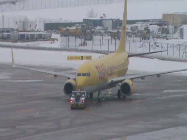 Push-back und anschlieendes Rollen einer TUIfly-Boeing 737-800 auf dem siebtgrten Airport in Deutschland, in Stuttgart