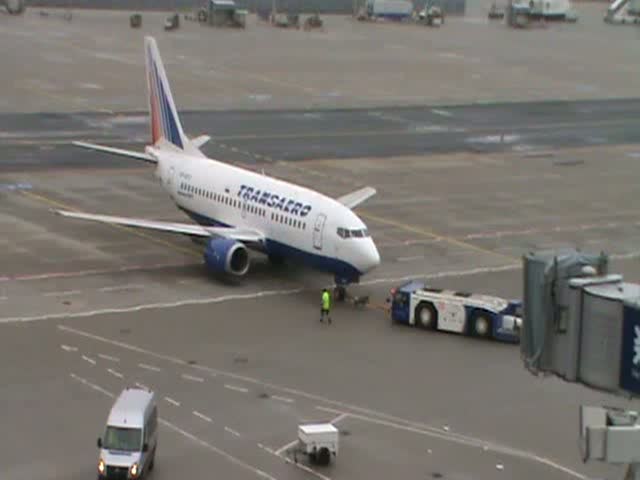 Push-back einer Boeing 737-500 der Transaero Airlines in Frankfurt am Main