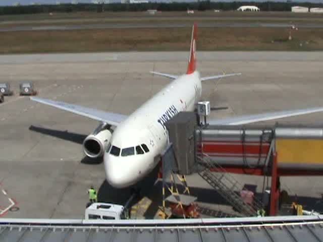 Pushback und Anlassen der Tiebwerke des Turkish Airlines A 320-232 TC-JPF am 14.06.2009 auf dem Flughafen Berlin-Tegel