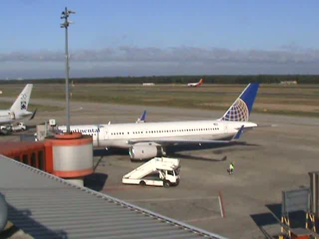 Pushback und Anlassen der Triebwerke der Continental Airlines B 757-224 N18119 am 12.09.2009 auf dem Flughafen Berlin-Tegel