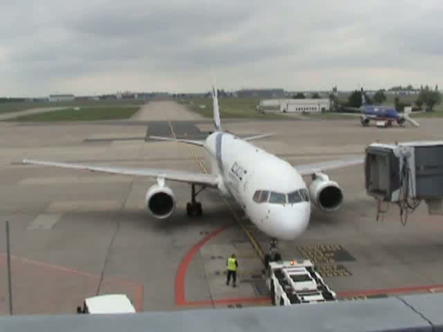 Pushback und Anlassen der Triebwerke der EL AL 
B 757-258(ER)
 4X-EBU am 31.05.2009 auf dem Flughafen Berlin Schnefeld