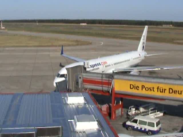 Pushback und Anlassen der Triebwerke der SunExpress B 757-2Q8(WL) 
TC-SNC am 30.08.2009 auf dem Flughafen Berlin-Tegel