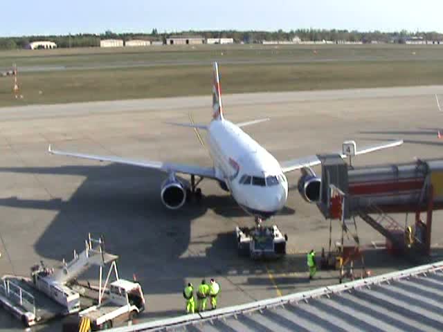 Pushback von British Airways A 320-211 G-BUSK und Ankunft der SunExpress B 737-8CX TC-SUJ in Sonderbemalung in Berlin Tegel am 19.04.2009