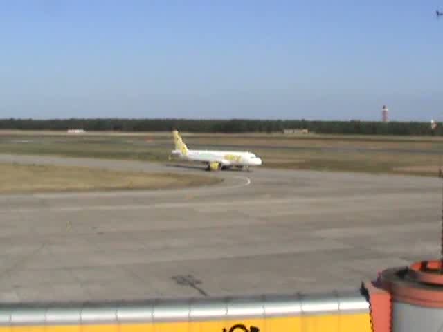 Sky Airlines A 320-211 TC-SKK bei der Ankunft auf dem Flughafen Berlin-Tegel am 30.08.2009