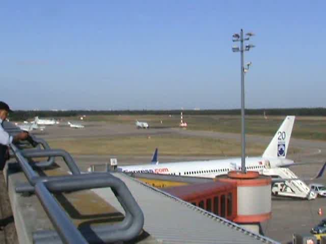 Sky Airlines B 737-49R TC-SKM bei der Ankunft auf dem Flughafen Berlin-Tegel am 30.08.2009