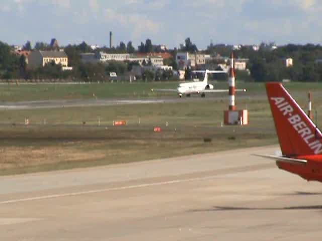 Sky Wings Airlines McDonnel Douglas MD 83 SX-BTG beim Start in Berlin-Tegel am 12.09.2009