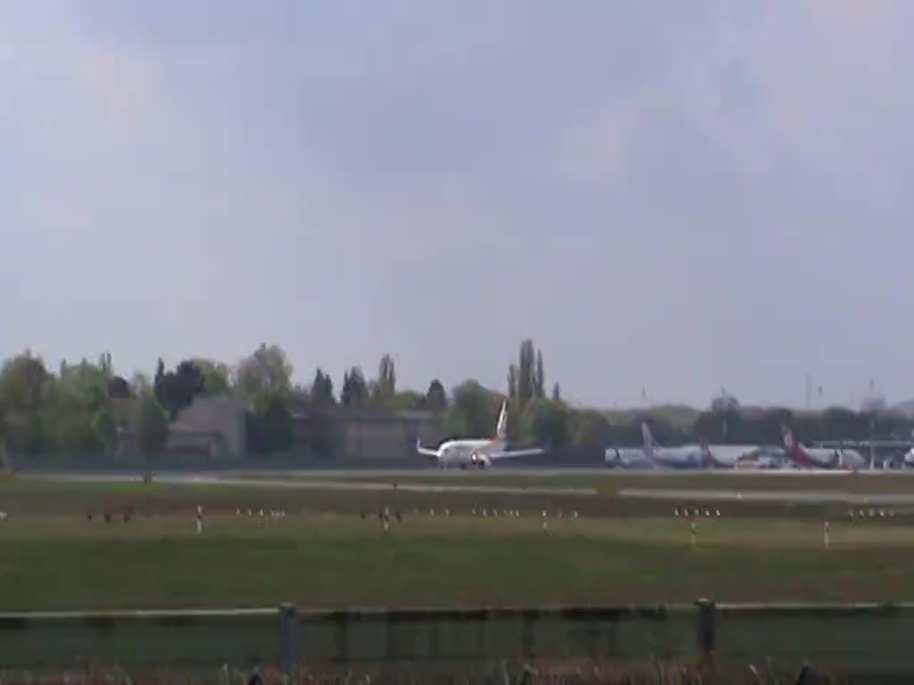 Smart Wings B 737-804 OK-TSH beim Start in Berlin-Tegel am 01.05.2015