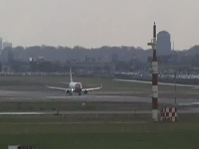 Start einer Boeing 737-300 der Norwegian Air Shuttle in Hamburg Fuhlsbüttel am 01.04.09