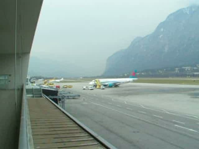 Start einer Boeing 757-200 der Thomas Cook am Flughafen Innsbruck Kranebitten am 08.03.08.