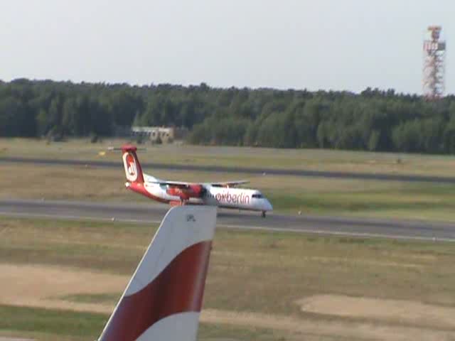 Start einer Dash 8 von Air Berlin in Berlin-Tegel