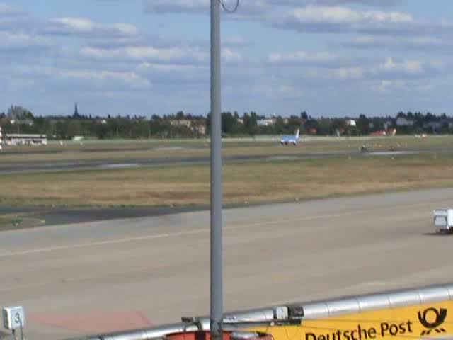 Start des KLM Embraer 190-100STD PH-EZE in Berlin-Tegel am 12.09.2009