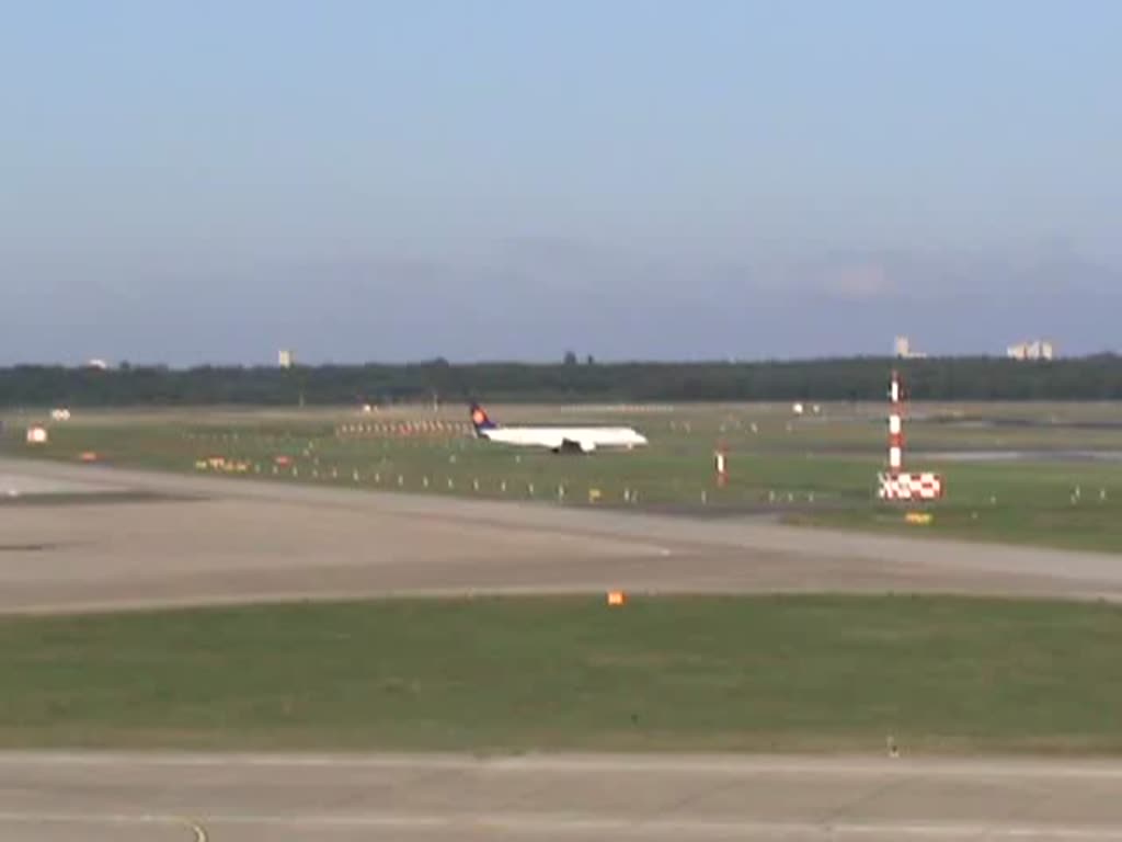 Start des Lufthansa Regional (CityLine) Embraer ERJ 195LR D-AEBA und Ankunft der SunExpress B 737-86Q TC-SUU in Berlin-Tegel am 05.09.2010