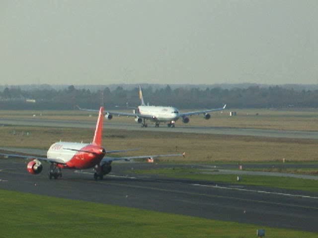 Start eines Lufthansa Airbus A 340 in Dsseldorf am 27.12.2008.