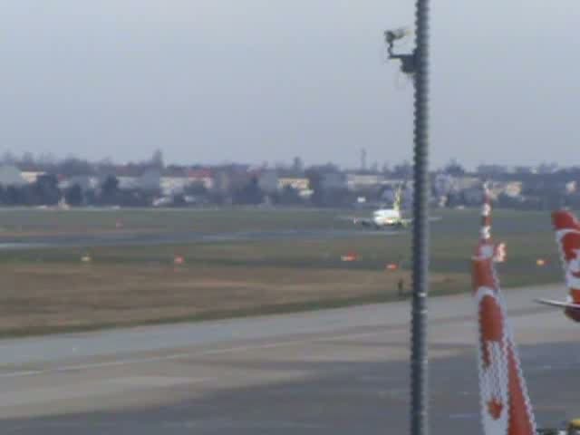 Start der Mistral Air B 737-36E EI-DVA am 05.12.2009 auf dem Flughafen Nerlin-Tegel