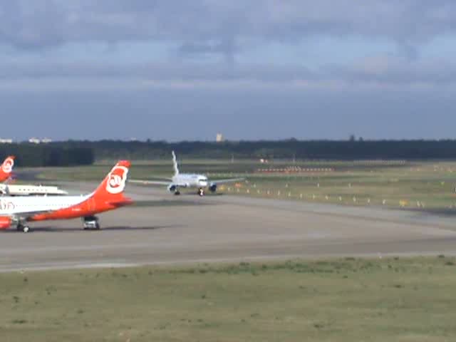 Sun Express B 757-2Q8 TC-SND bei der Ankunft auf dem Flughafen Berlin-Tegel am 12.09.2009