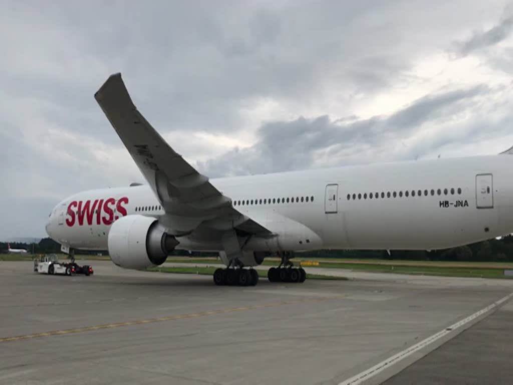 SWISS International Air Lines, HB-JNA, Boeing 777-3DEER, Ein weiterer Gast in der Corona Reihe. 28.Juni 2020, ZRH Zürich Switzerland.