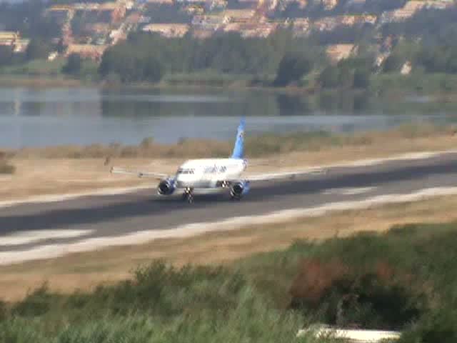 Thomas Cook Airlines Belgium A 320-214 OO-TCH beim Start in Korfu am 17.07.2010