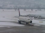 Eine Delta Airlines-Boeing 767-300ER rollt nach dem Push-back in Stuttgart am 9. Januar 2010 zur Enteisung 