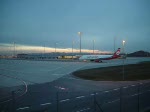 Air Berlin rollt von der Landebahn auf die Parkposition.