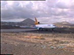Condor DC 10-30 auf dem Flughafen Lanzarote am 13.05.1997, Digitalisierung einer alten Video 8 Aufnahme