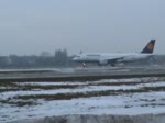 Lufthansa A 320-211 D-AIPP  Starnberg  beim Start in Berlin-Tegel am frhen Morgen des 08.01.2011