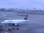 Ein Airbus A320 der Lufthansa beim Pushback und eine Boeing 737 der Lufthansa rollt ans Gate in Hamburg Fuhlsbüttel am 02.12.08