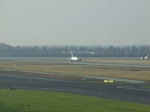 Start einer Lufthansa Boeing 737-200 in Dsseldorf am 27.12.2008.