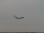 Landung eines Airbus A340-600 von Lufthansa in Frankfurt am Main