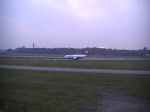 Diese Boeing 737 der Turkish Airlines rollt nach ihrer Landung in Hamburg Fuhlsbüttel am 02.11.08 zum Gate.