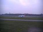 Diese Boeing 737 der Turkish Airlines rollt nach ihrer Landung in Hamburg Fuhlsbttel am 02.11.08 zum Gate.