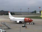 Pushback und Anlassen der Triebwerke der Norwegian Air Shuttle   B 737-3K2 LN-KKH am 31.05.2009 auf dem Flughafen Berlin-Schnefeld