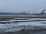 Air Berlin B 737-7Q8 D-ABBW beim Start in Berlin-Tegel am frhen Morgen des 08.01.2011