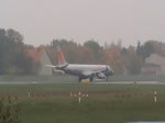 Niki ERJ-190-100LR OE-IXG beim Start in Berlin-Tegel am 26.10.2014